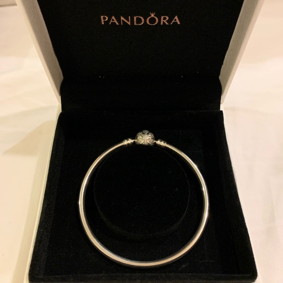 Authentic Pandora Bangle Unique Snowflake - Picture 3 of 5